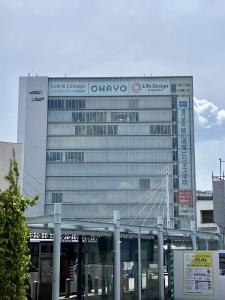 岡山駅前に社名ロゴ看板を掲示